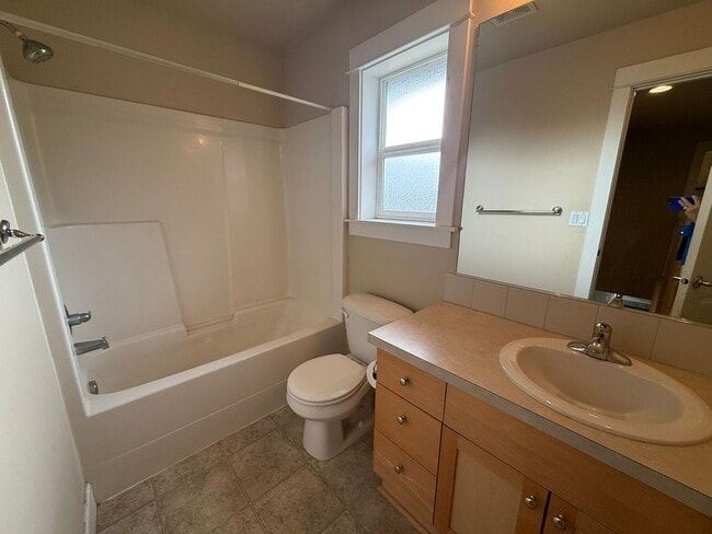Building Photo - 3 Bedroom Home for Rent in Hood River