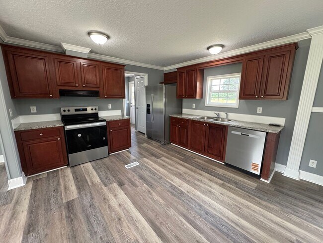 Building Photo - Loris - 3 Bedroom / 2 Bathroom Manufacture...