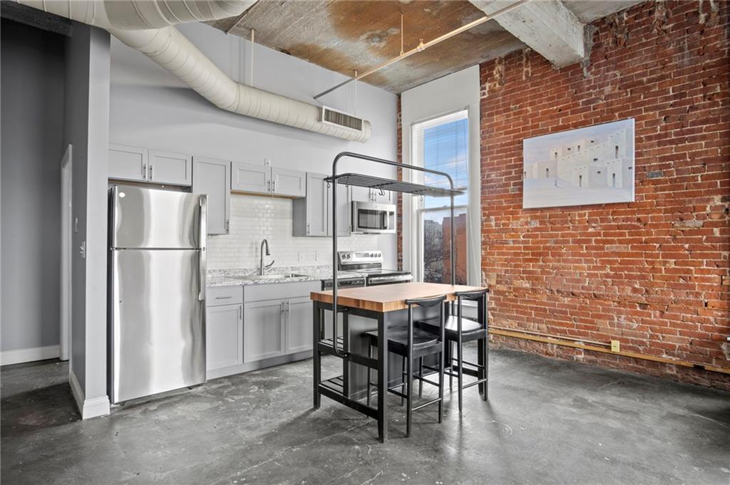 Building Photo - 113 W 5th St