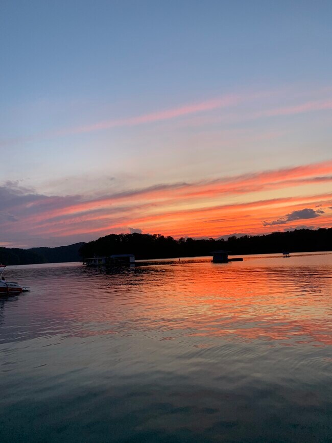 Building Photo - 247 Lakeview Ln