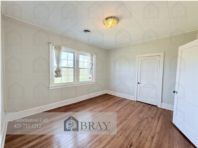 Building Photo - Charming & Spacious 1930s Home in a Centra...