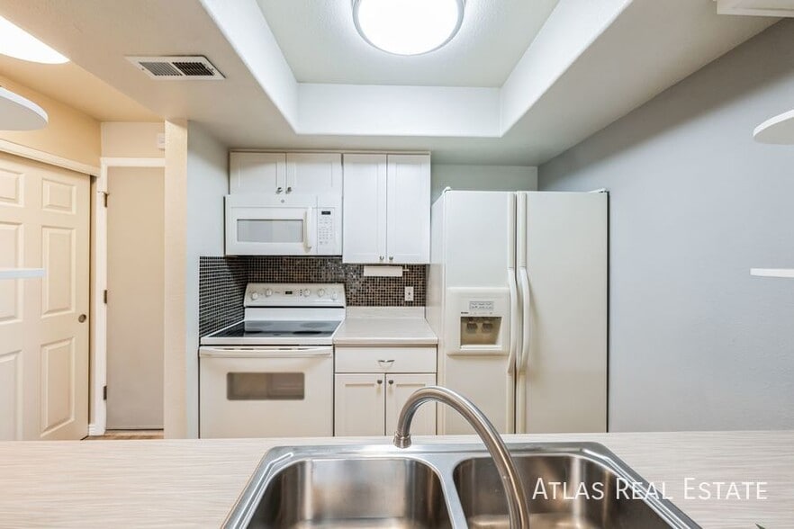Building Photo - 467 S Memphis Way