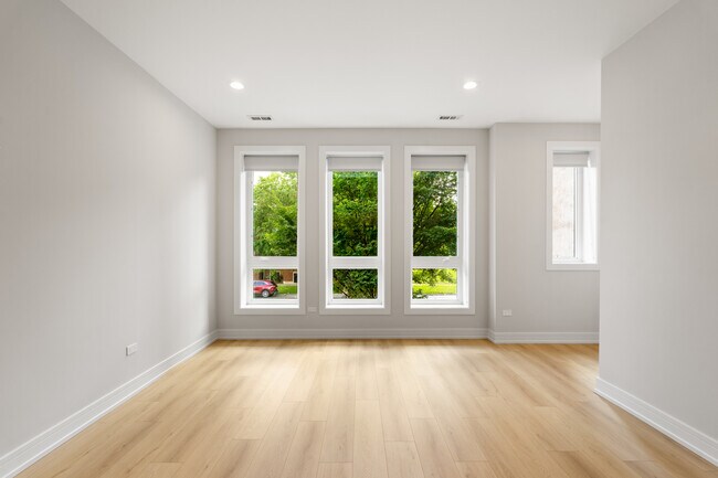 Building Photo - 5000 S Prairie Ave
