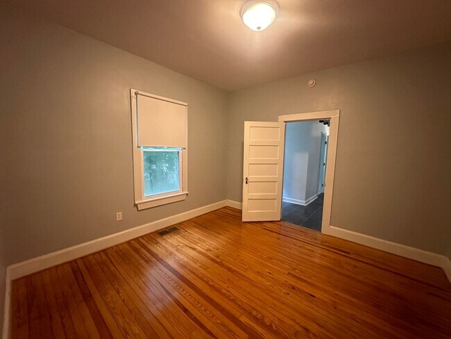 Building Photo - Gorgeous 3 Bed 2 Bath Haymount Home