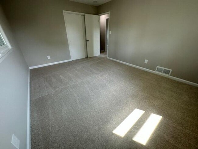 Building Photo - Immaculate 3 BD 2 BA Detached Home with Ga...