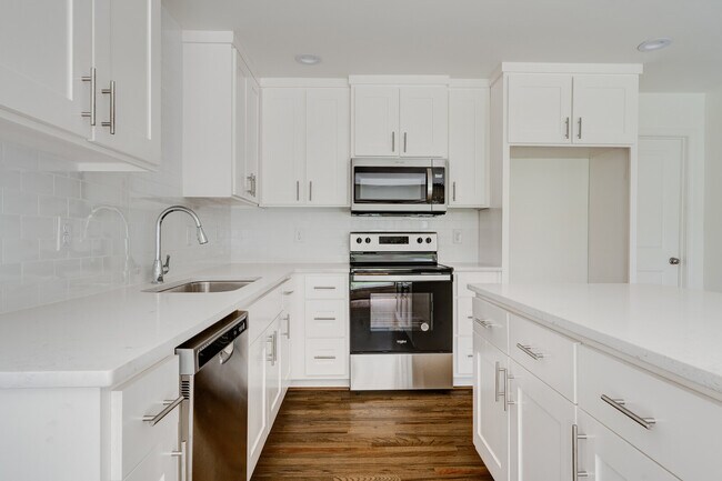 Building Photo - 5196 Scenic View Dr