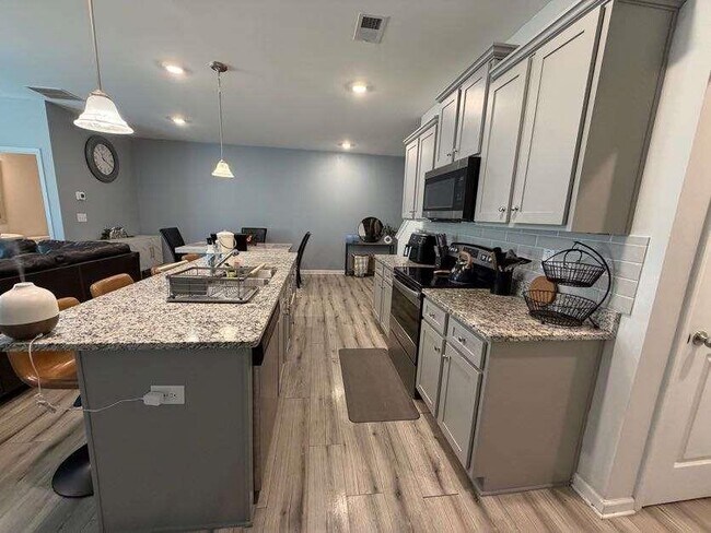 Building Photo - 7565 Knoll Hollow Rd