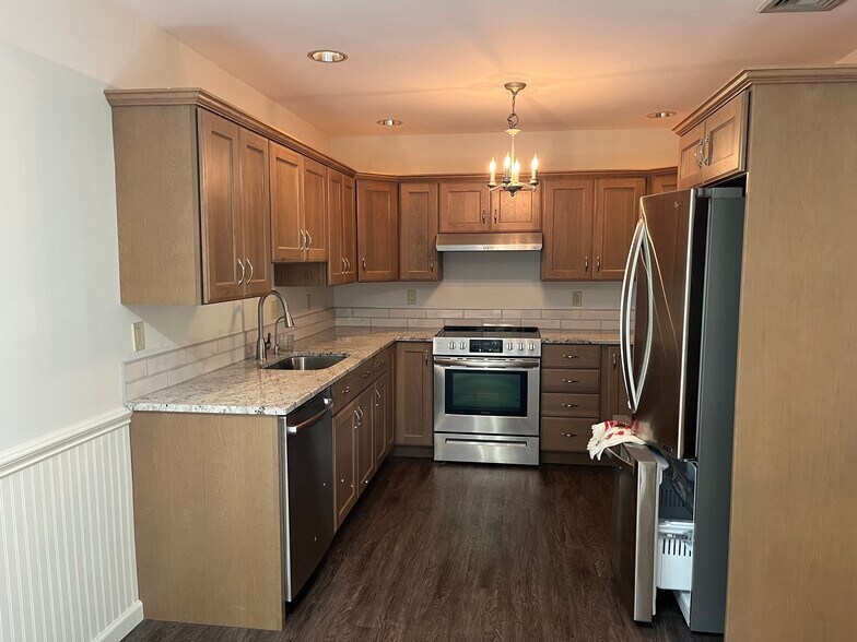 Building Photo - 12 Boulevard Dr