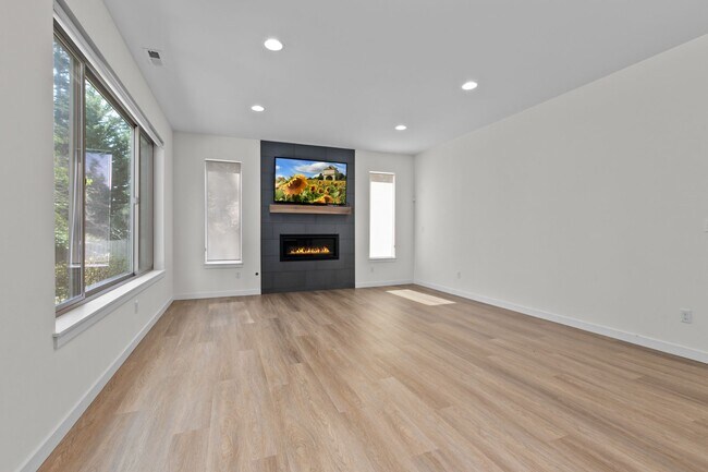 Building Photo - 4bd/2.75ba Seattle Home