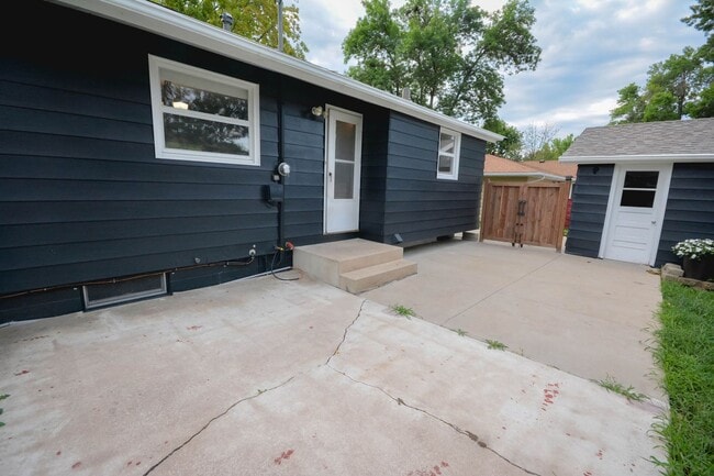 Building Photo - Ranch style home with incredible updates throughout!