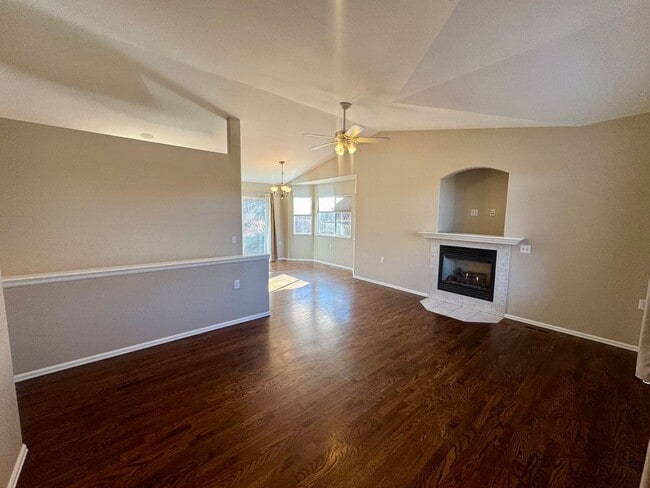 Building Photo - Beautiful home in with Stunning Mountain Views