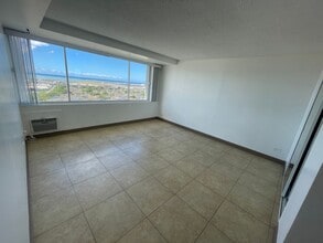 Building Photo - Fantastic Studio Unit w/ parking available...