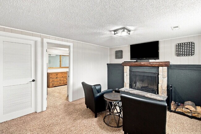 Building Photo - Beautiful 4BED/2BA Tri-Level Home in Widefield Country Club Heights