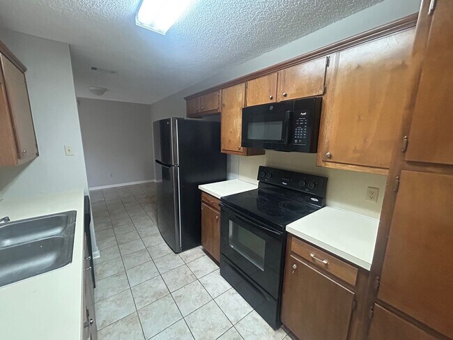 Building Photo - Updated Spacious Townhome