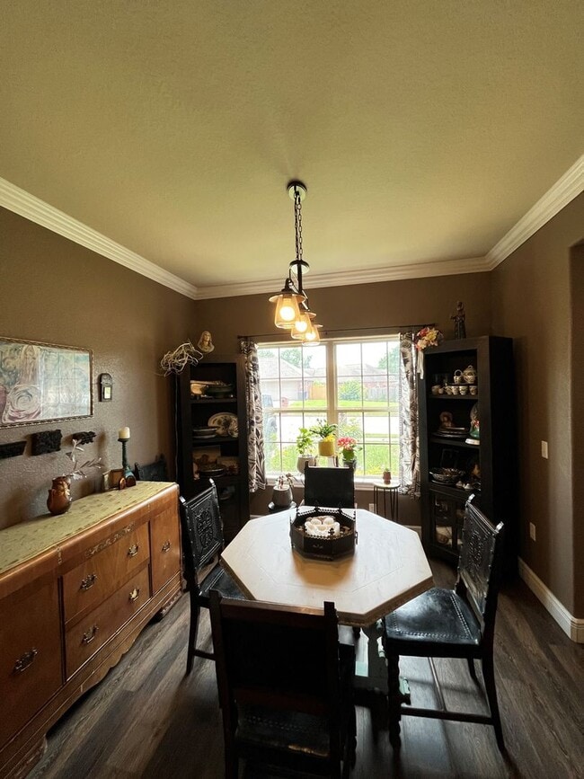 Building Photo - 3 bedroom 2 bath custom home, 2 car garage...