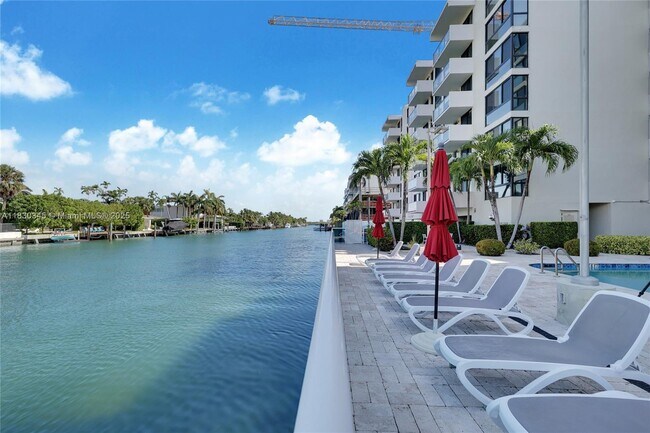 Building Photo - 9800 W Bay Harbor Dr
