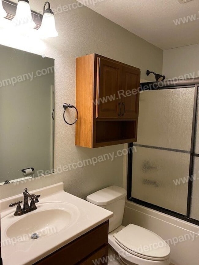 Building Photo - Single level open concept duplex features ...