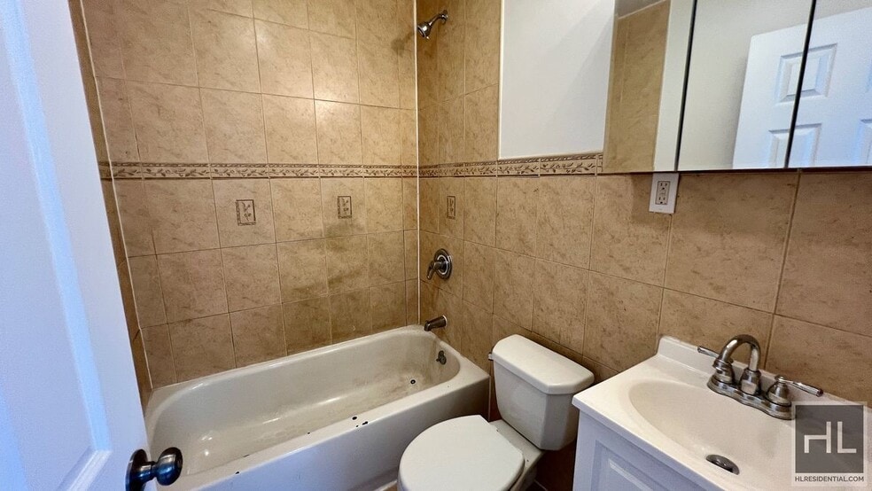 Building Photo - 2BR 1BA Pre-War In Crown Heights