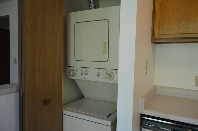 Building Photo - 40 N Victoria Ln