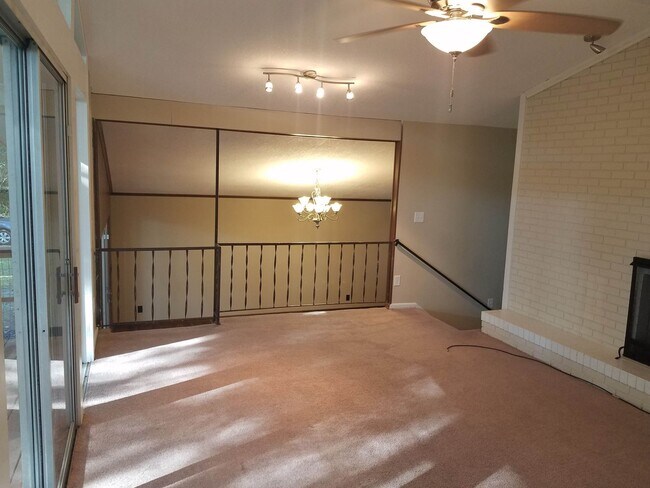 Building Photo - Charming 3BD/2BA Two-Story Home with Picturesque Pond Views in Lakeland