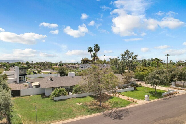 Building Photo - Mid-century modern home in Arcadia with pr...