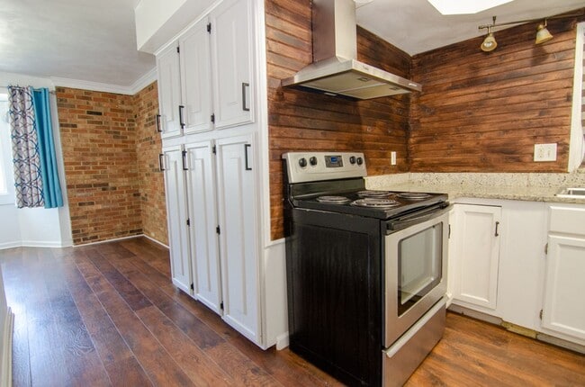 Building Photo - Precious Bungalow Home Rental in Norfolk!