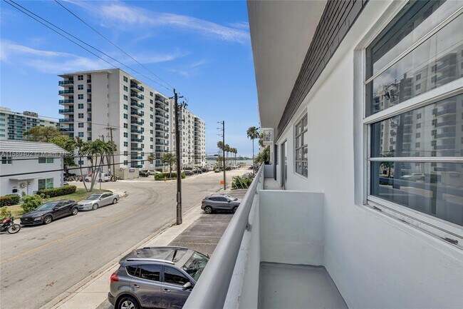 Building Photo - 1880 S Treasure Dr