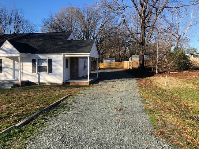 Building Photo - Four bedroom, 2 bath house in Burlington