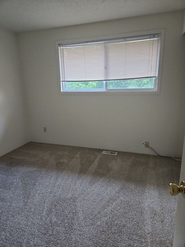 Building Photo - PRELEASING NOW: Large 6 bed/2 bath home!