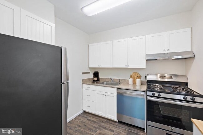 Building Photo - 4822 Chevy Chase Dr