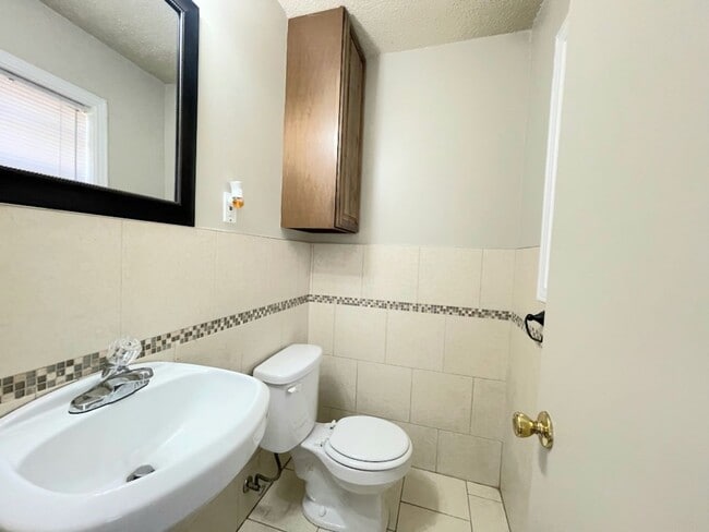 Building Photo - Adorable home completely renovated!