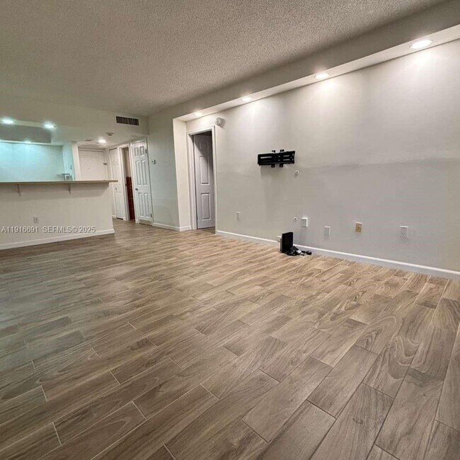 Building Photo - 3625 N Country Club Dr