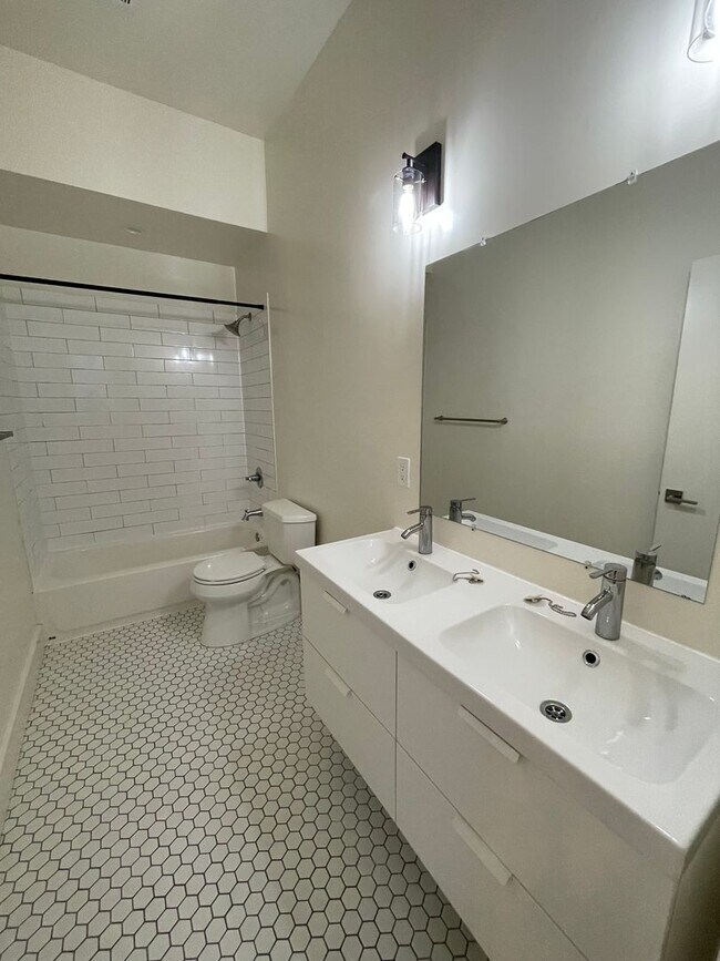 Building Photo - 1/2 Off First Month's Rent, 6Bdrm, 3Bath