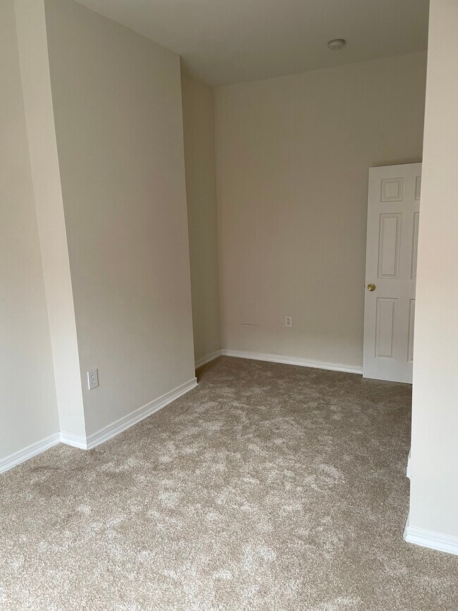 Building Photo - 1831 Fontain St