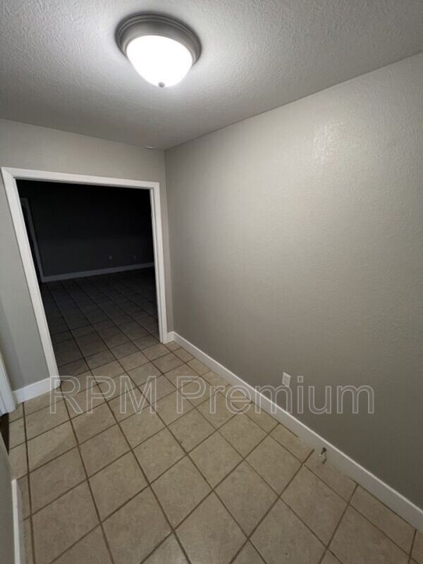 Building Photo - 464 Wilton Dr
