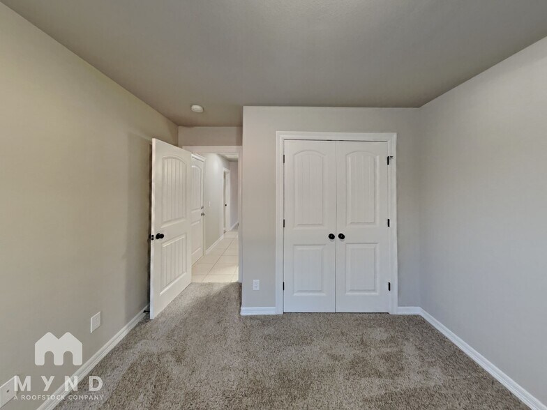 Building Photo - 3312 E Gillette St