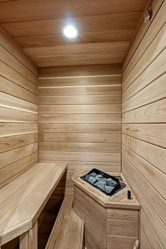 Building Photo - Meticulously UpdatedComstock Rancher!