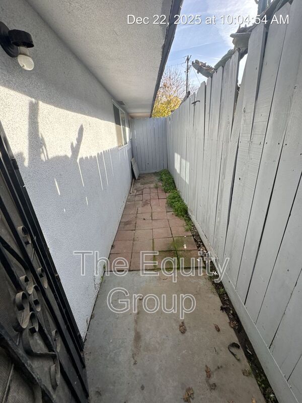 Building Photo - 510 N Encina St