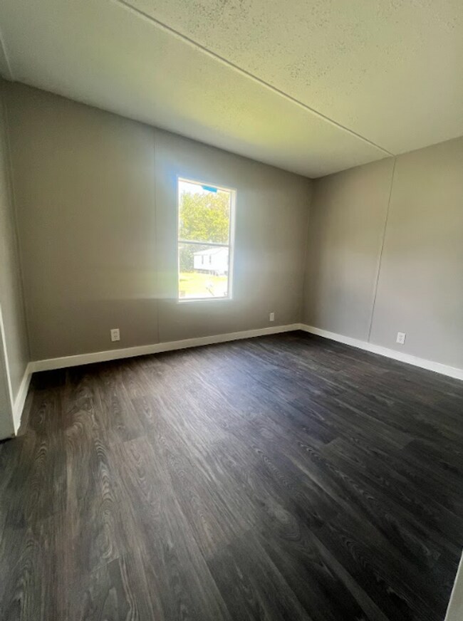 Building Photo - 7017 Silver Lake Dr