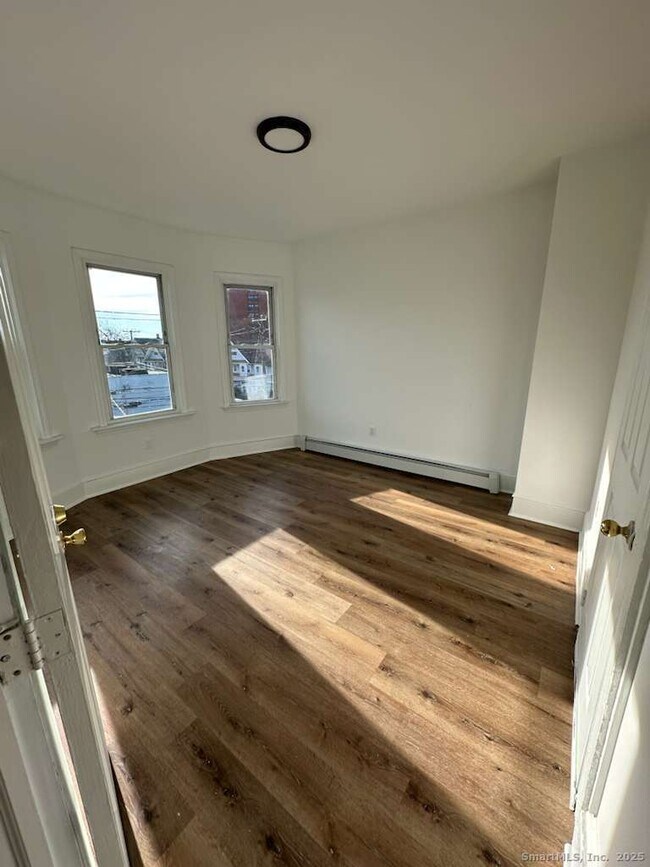 Building Photo - 220 Maplewood Ave