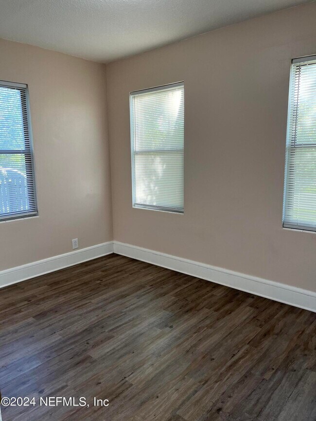 Building Photo - 5105 Hollycrest Dr