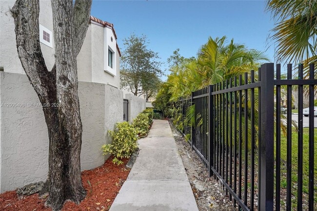 Building Photo - 10535 SW 154th Ct