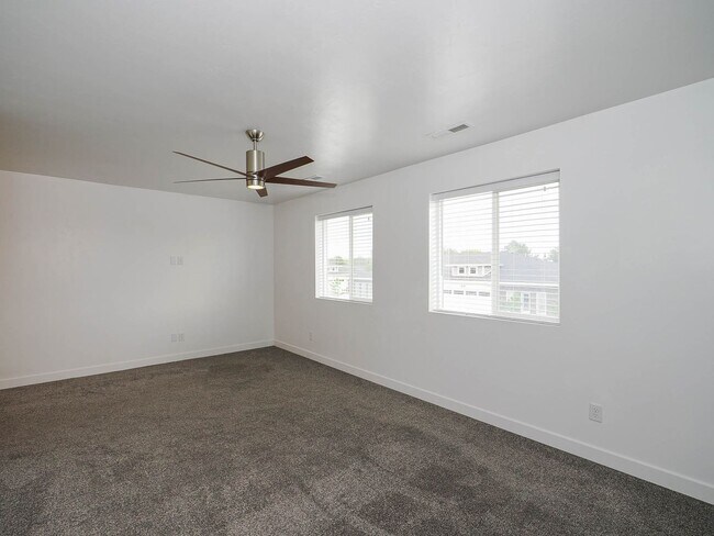 Building Photo - 3 Bedroom, 2.5 Bathroom Riverton Town Home