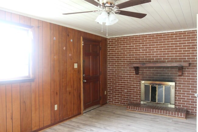 Building Photo - 1800 Gillionville Rd