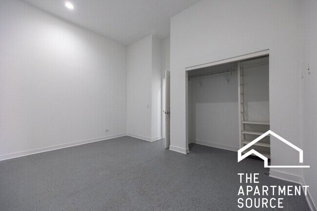 Building Photo - 1002 W Lake St