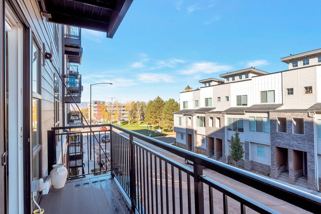 Building Photo - Modern Condo in Englewood with a view!