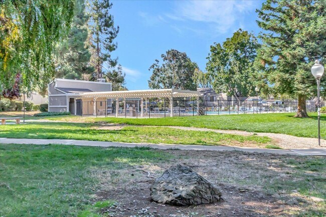 Building Photo - 6640 Bunker Hill Ct