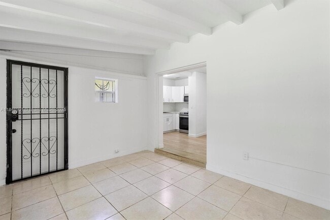Building Photo - 4725 NE Miami Ct