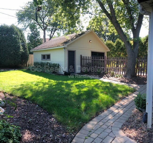 Building Photo - 829 S Monroe St