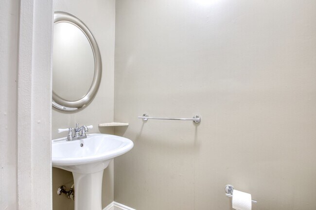 Building Photo - Lovely 2 bed 1.5 bat Condo is quiet Stamford Neighborhood